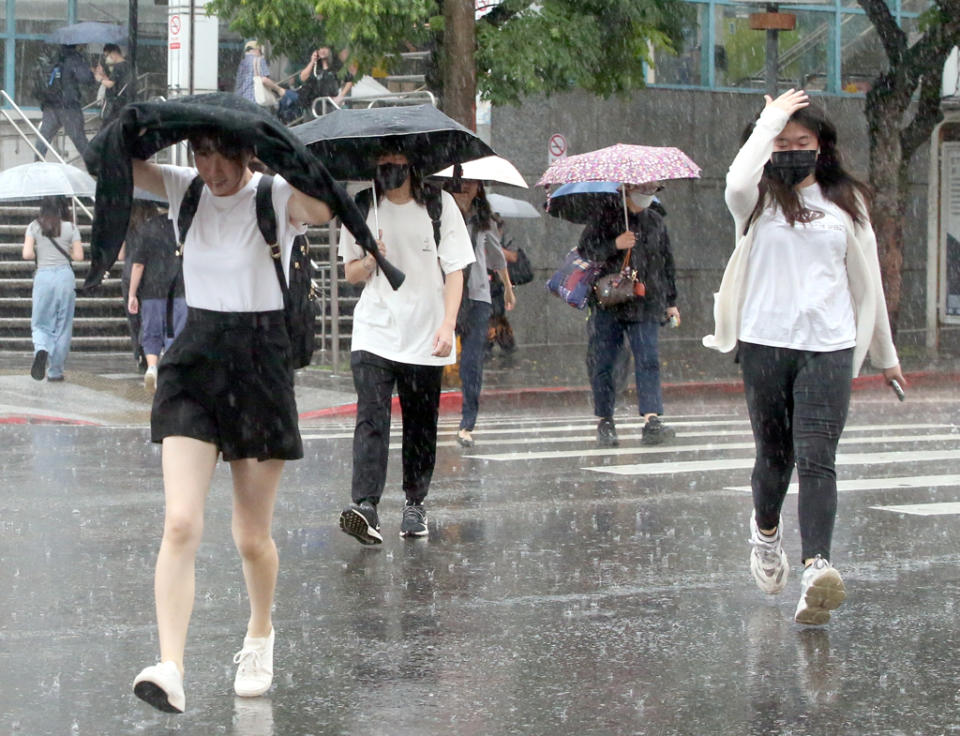 對流雲系發展旺盛，氣象署發布大雨特報。（資料照片）