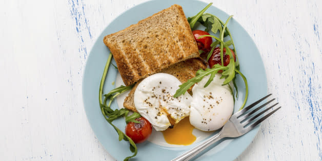 Prueba a tomar un desayuno bajo en azúcar, alto en fibra y que tenga equilibrio de proteínas, grasas y carbohidratos. (Foto: OLGNA VIA GETTY IMAGES)