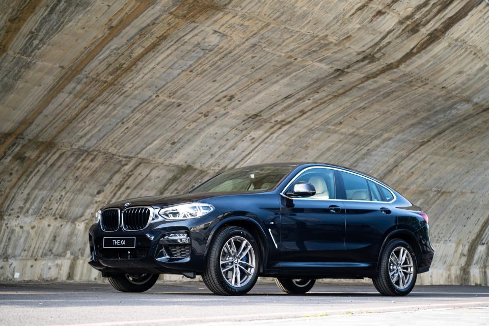 全新 X4 xDrive30i M Sport白金領航版標配 M款空力套件、M款專屬輪圈、M字樣車側銘牌與 M款跑車化懸吊系統。