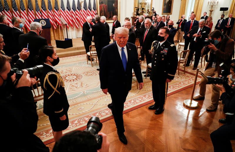 El presidente de Estados Unidos, Donald Trump, se retira después de pronunciar unas palabras en honor de los veteranos de Bahía de Cochinos en la Sala Este de la Casa Blanca en Washington.