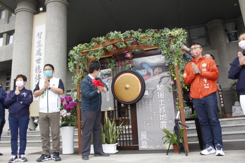 市長黃偉哲（左三）敲響平安鑼，為災民祝禱，隨後展開募款行動。（記者黃文記攝）