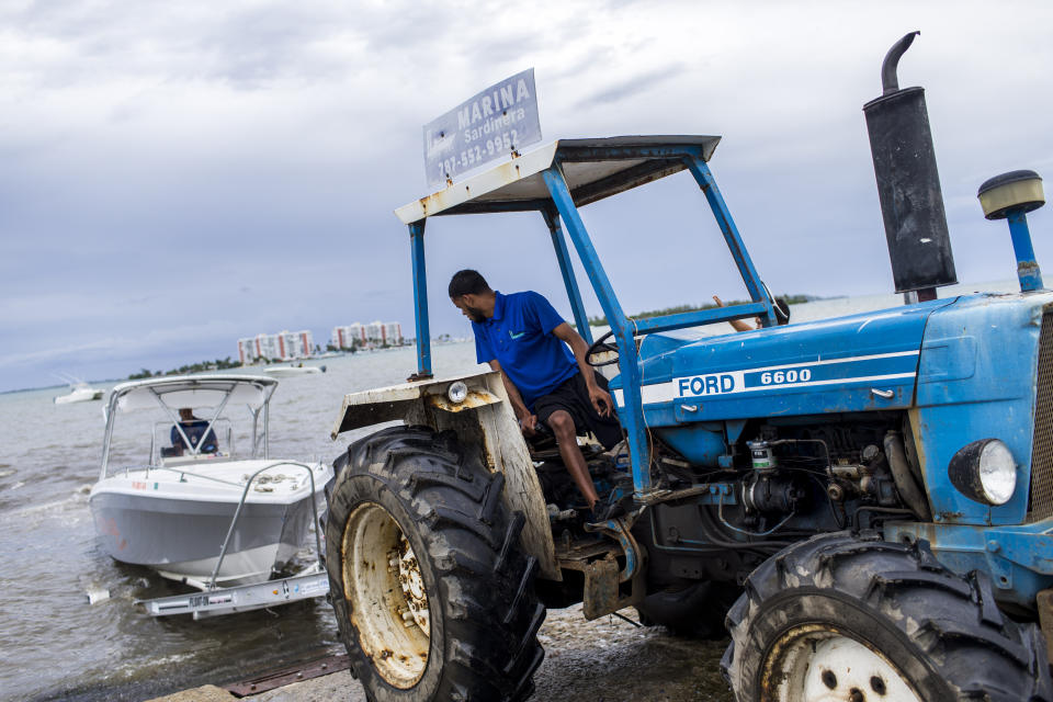 Boat owners prepare to take their vessels out of the water at Sardinera Marina in Fajardo. (Photo: Dennis M. Rivera Pichardo for HuffPost)