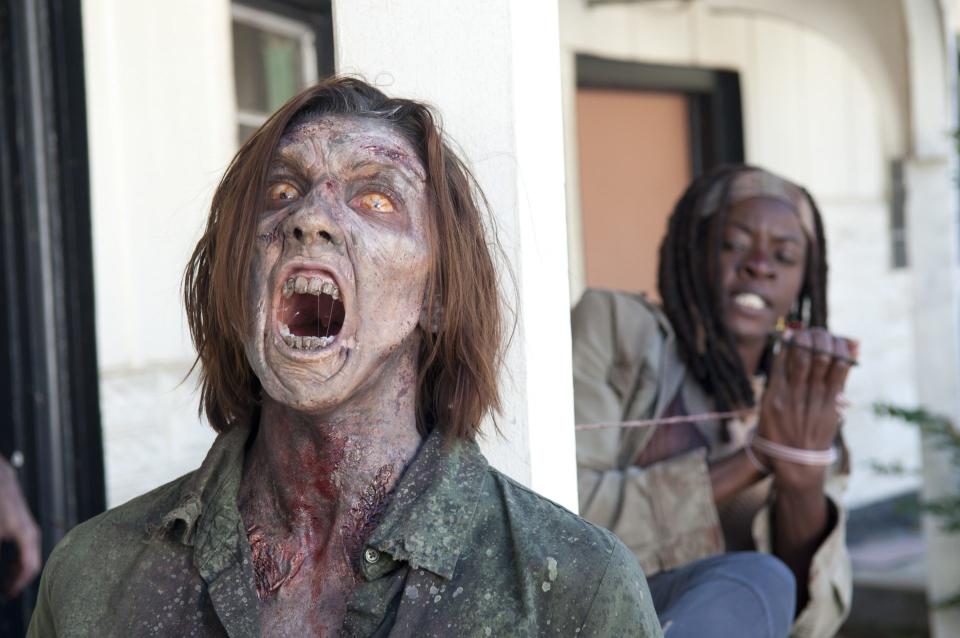 Michonne chokes a walker