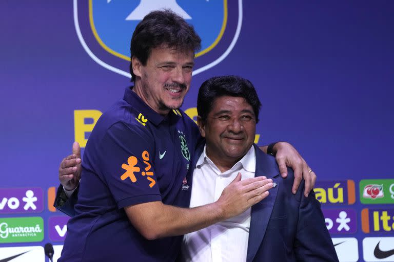 Fernando Diniz, entrenador de la selección brasileño, y Ednaldo Rodrigues, presidente de la Confederación Brasileña de Fútbol (CBF)