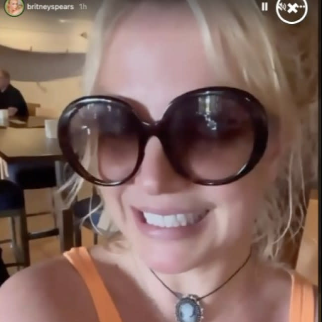 Britney Spears, sonriente en su primera visita a un bar credit:Bang Showbiz