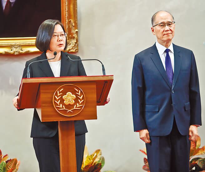 鴻海創辦人郭台銘指控政府擋疫苗，表示當年時任總統府祕書長的李大維（右）曾打電話跟他說「這個大小姐說，你還是不要買了」。圖左為蔡英文總統。（本報資料照片）