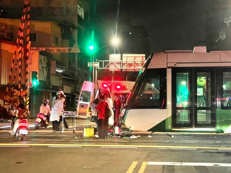 ▲高雄輕軌11日晚間發生機車騎士擦撞事故。（圖／翻攝畫面）