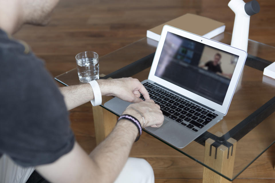 Videokonferenzen gewähren einen Einblick in die eigenen vier Wände. Das ist vielen Arbeitnehmern unangenehm. (Bild: Getty Images)