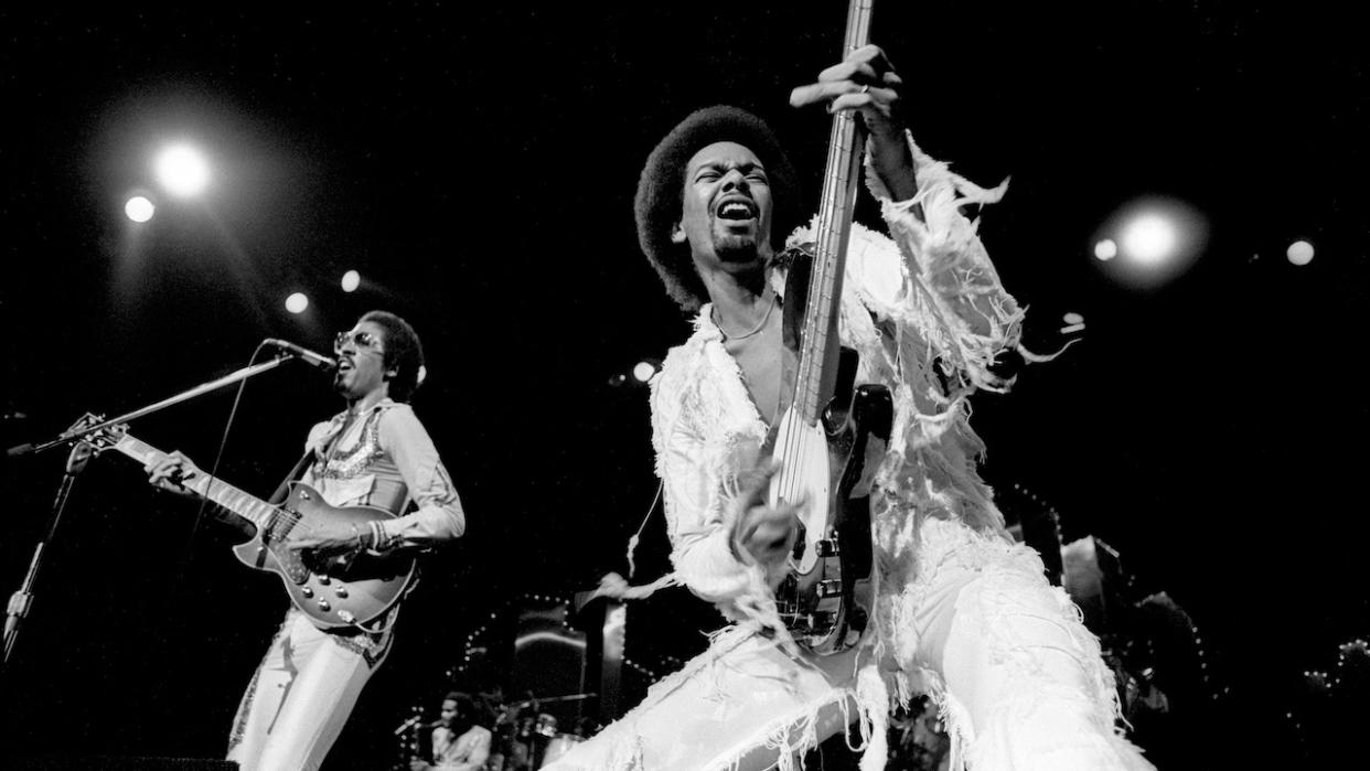  George Johnson (L) and Louis Johnson (R) from the Brothers Johnson perform live at Madison Square Garden in New York in 1976 