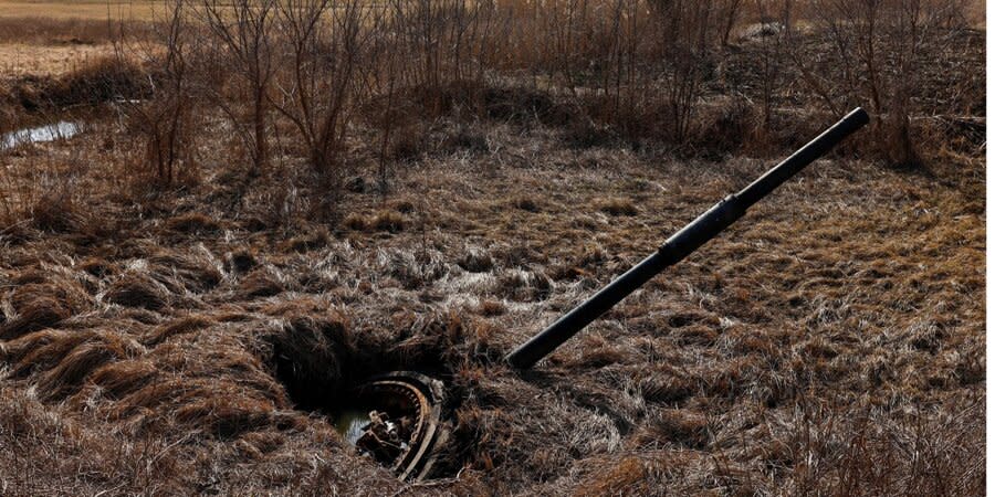 The turret and gun of a Russian tank near Lyman, Donetsk region, photo March 20, 2013