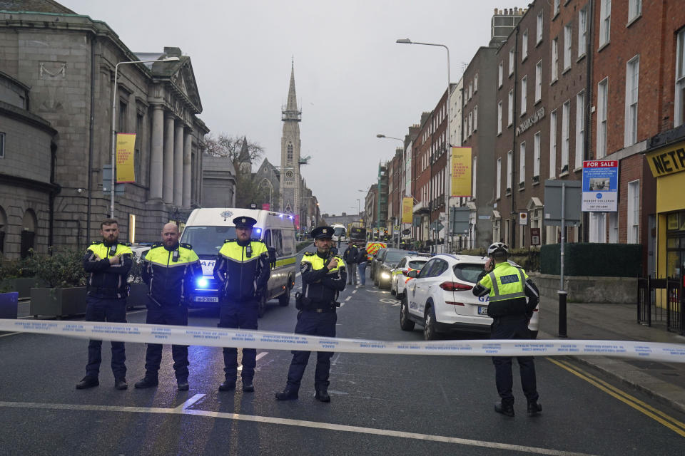 Varios policías montan guardia después de que varias personas, entre ellas tres niños, fueran apuñaladas el jueves 23 de noviembre de 2023, en Dublín. (Brian Lawless/PA vía AP)