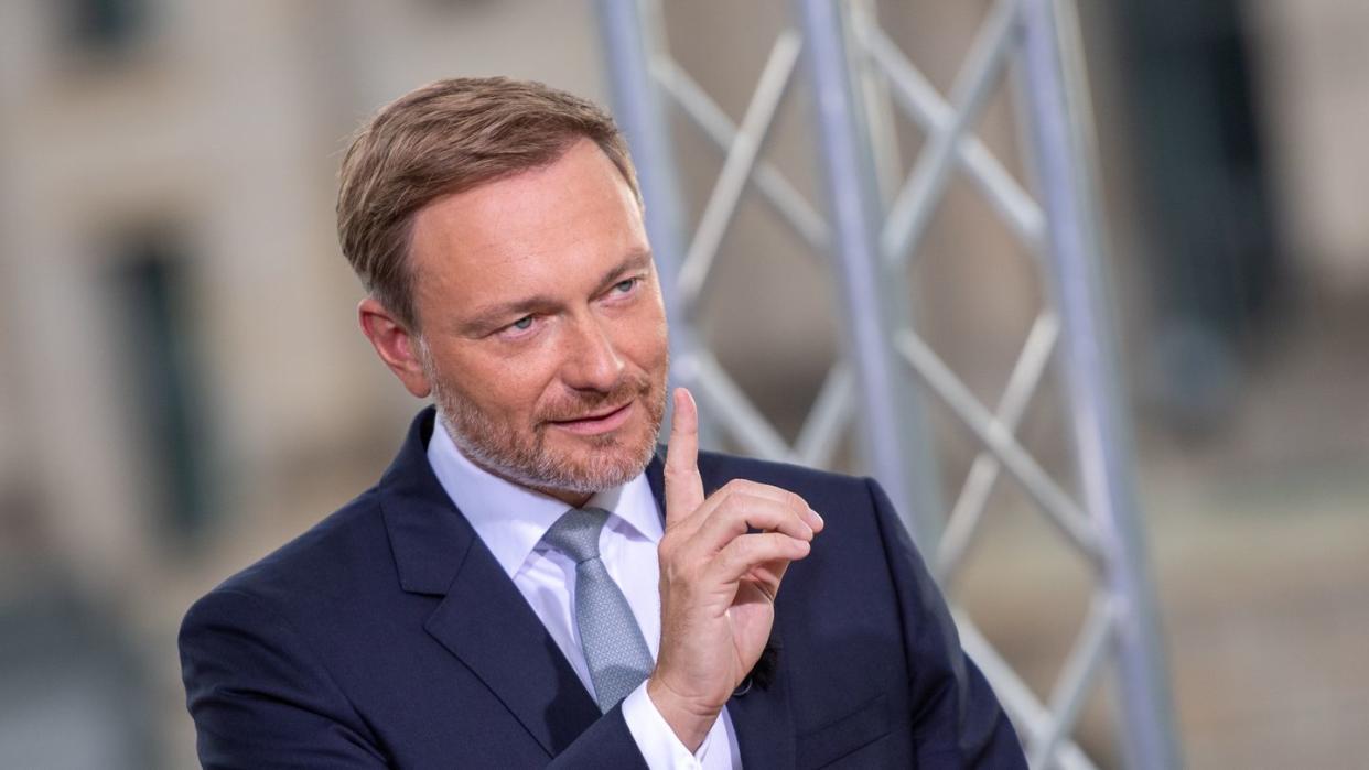 FDP-Chef Christian Lindner warnt vor einer «Untertanenmentalität» und davor, sich unverhältnismäßige Eingriffe in die eigene Freiheit gefallen zu lassen.