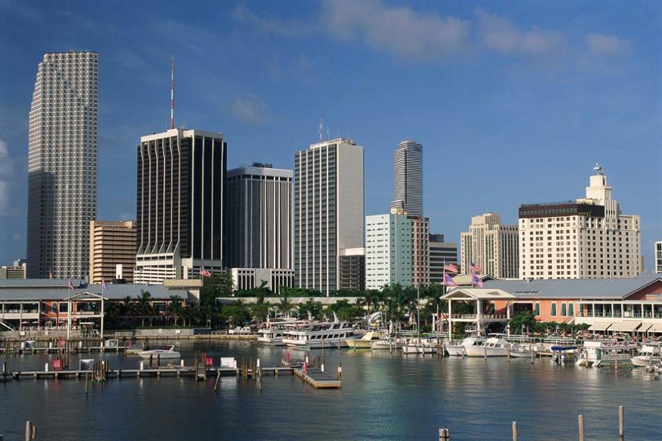 Miami, Florida Miami, ‘la ciudad del sol’, aunque no aparece en la lista de los climas extremos sobre los 100º, si es la #1 como la ciudad donde siempre hay calor, ya que mantiene una temperatura promedio de 77º. Playa, deportes al aire libre y mucho calor ¡un paraíso!