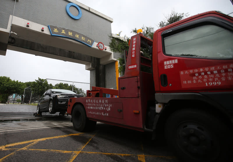 台北市下午2時起關閉全市河川沿線疏散門及越堤坡道，並拖吊未駛離河川區的車輛。（檔案照）