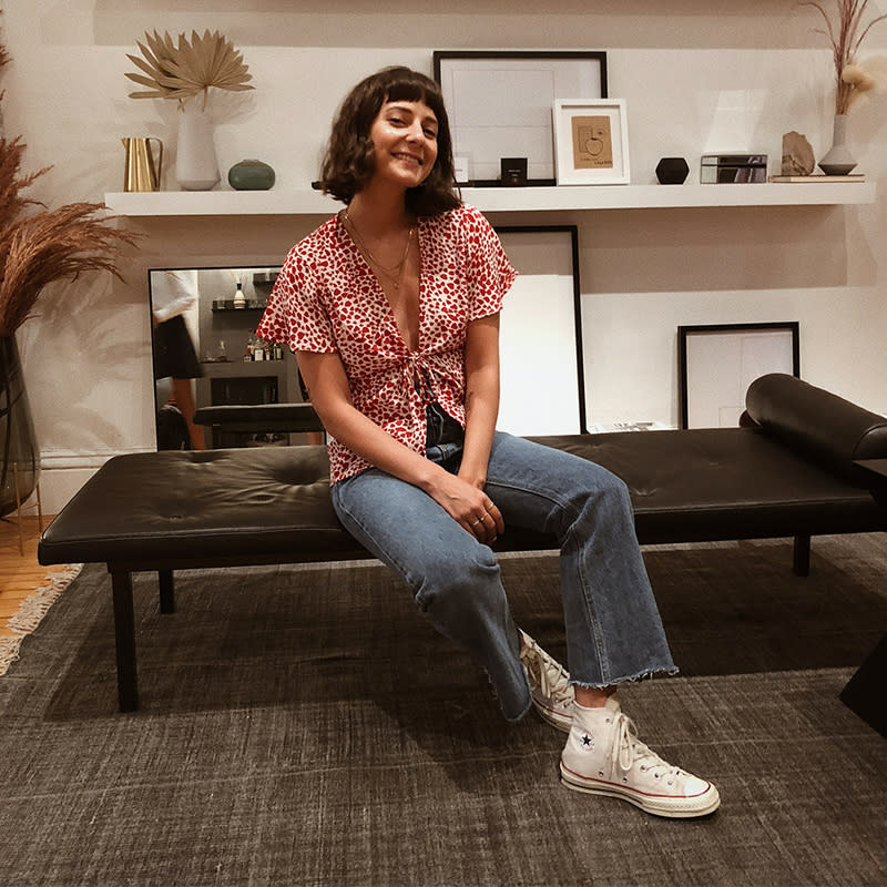 <p><span>Give a flirty top a boyish twist with the addition of cropped blue jeans and white Chucks.</span></p> <h4>@alyssainthecity</h4>