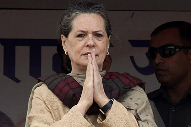 <b>Sonia Gandhi</b><br><br>Auch wenn man diese Frau nicht kennt, ihren Nachnamen hat jeder schon einmal gehört: Sonia Gandhi ist die Schwiegertochter von Indira Gandhi und Frau des ermordeten indischen Premierministers Rajiv Gandhi. Seit 14 Jahren ist sie die Präsidentin der Indischen Kongresspartei. Kein Parteichef hielt sich dort länger an der Spitze. Gandhi engagiert sich im Kampf gegen Armut und Ungleichheit, gerät aber immer wieder in die Kritik, weil sie angeblich nicht hart genug gegen Korruption vorgehe. (Bild: dpa)