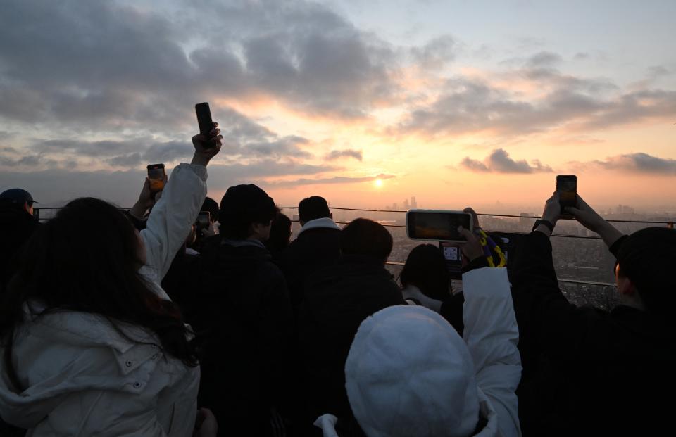 Thousands gather to admire the final sunset in South Korea (AFP via Getty Images)