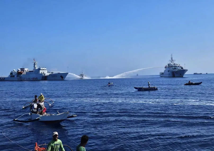 在南海主權爭議區域，中國和菲律賓之間的緊張局勢日益升溫。圖為日前2艘中國海警船以水砲夾擊，驅逐菲律賓船隻。   圖：翻攝自騰訊網/唐駁虎（資料照）