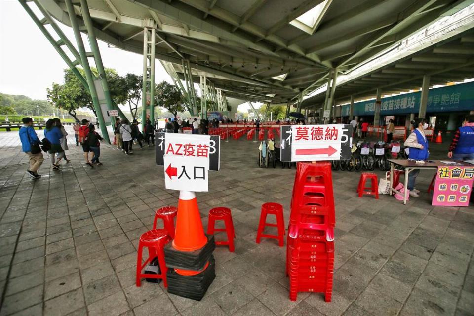 圖為台北市花博公園大型接種站日前施打莫德納及AZ疫苗，現場人員井然有序並迅速的消化接種人群。（資料照/杜宜諳攝）