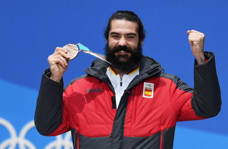 Regino Hernandez celebrates with his bronze medal. (EFE photo)