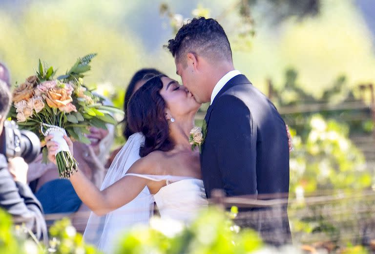 Los novios se besaron en el altar frente a todos los invitados