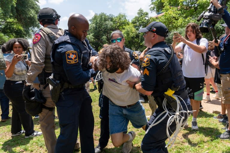 Nach erfolglosen Verhandlungen zwischen pro-palästinensischen Demonstranten und der renommierten Columbia University in New York spitzt sich die Lage zwischen beiden Seiten immer weiter zu. Es sei damit begonnen worden, Studenten zu suspendieren, sagte ein Universitätsvertreter. (SUZANNE CORDEIRO)