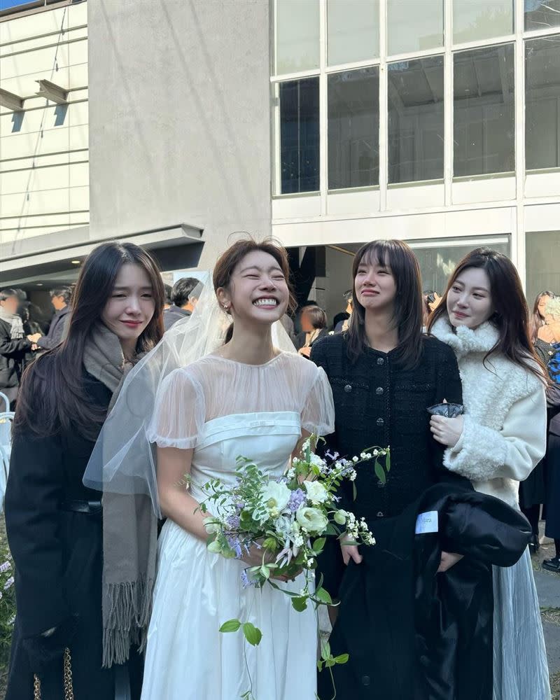素珍低調完婚，Girl's Day女團成員Yura、珉雅以及惠利都在婚禮當日到場獻祝福。（圖／翻攝自hyeri_0609 IG）