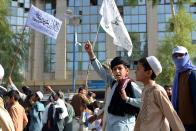 <p>Entre los partidarios de los talibanes que festejaban la retirada estadounidense había mucha gente joven e incluso niños. (Foto: AFP / Getty Images).</p> 