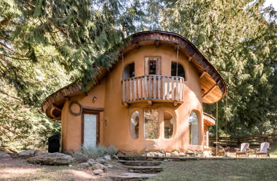 Esta cabaña construida a mano con barro y otros materiales sostenibles de la zona se encuentra en una pequeña isla situada frente a la costa de Vancouver. Los huéspedes que se alojan aquí están acompañados de ovejas y gallinas que les ofrecen leche y huevos para su consumo. (Foto: <a href="http://www.airbnb.es/rooms/plus/1720832?source_impression_id=p3_1581947755_Q4id0TxRFF4naQlO" rel="nofollow noopener" target="_blank" data-ylk="slk:Airbnb;elm:context_link;itc:0;sec:content-canvas" class="link ">Airbnb</a>).