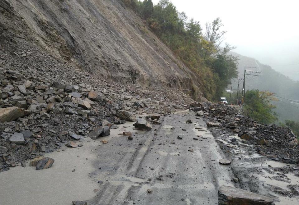 中橫台八線七十七公里處昨日雨後出現大面積山崩，泥石挾帶雨水形成土石流。（記者陳金龍翻攝）