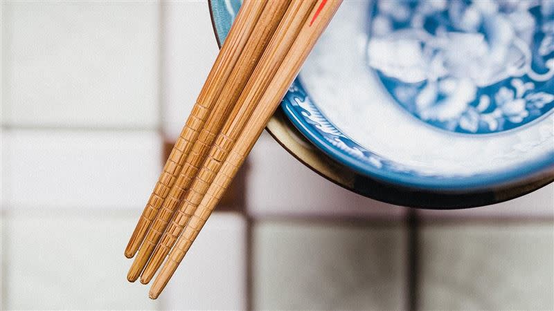 醫師表示筷子有螺旋、凹槽設計的部分容易變成病菌溫床。（圖／翻攝自 Pixabay）