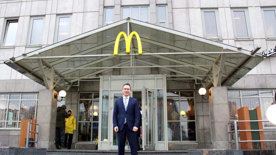 Der Chef von McDonald's in Russland, Marc Carena, steht vor einer Filiale in Moskau. Die erste Filiale Russlands wurde noch zu Zeiten der Sowjetunion am 31. Januar 1990 am Moskauer Puschkin-Platz eröffnet.