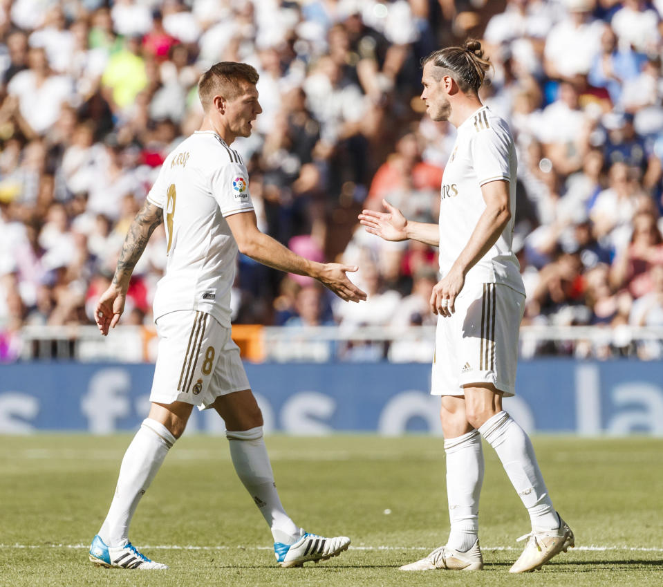 MADRID, SPAIN - OCTOBER 05: Toni Kroos of FC Real Madrid and Gareth Bale of FC Real Madrid gesture during the Liga match between Real Madrid CF and Granada CF at Estadio Santiago Bernabeu on October 5, 2019 in Madrid, Spain. (Photo by TF-Images/Getty Images)