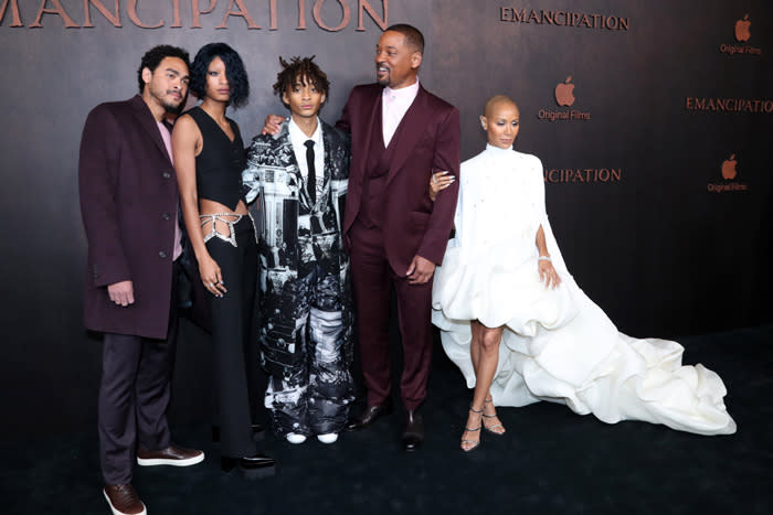 Will Smith arropado por su familia en el estreno de Emancipation