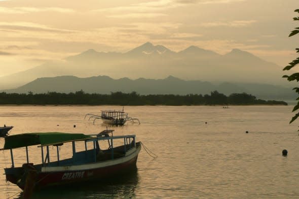 boat sinks in indonesia, british tourist rescued