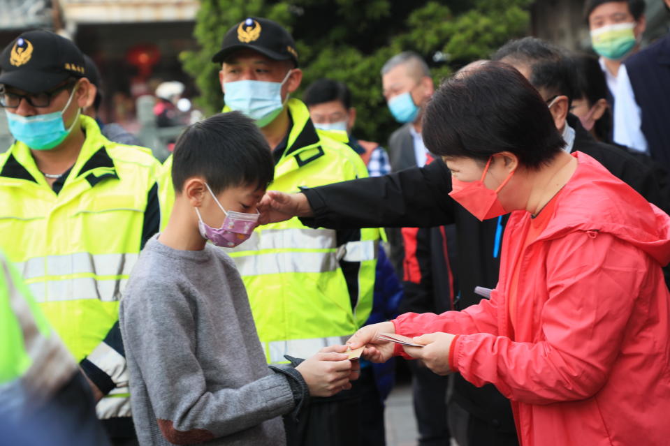 台中市長盧秀燕前往清水紫雲巖，參拜觀世音菩薩祈福，並向市民發放小紅包。（記者陳金龍攝）