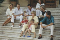 Tanto Diana como Carlos de Inglaterra tenían muy buena relación con la familia real española. Y esta imagen tomada en el palacio de Marivent (Mallorca) es una prueba que lo demuestra. (Foto: Terry Fincher / Getty Images)