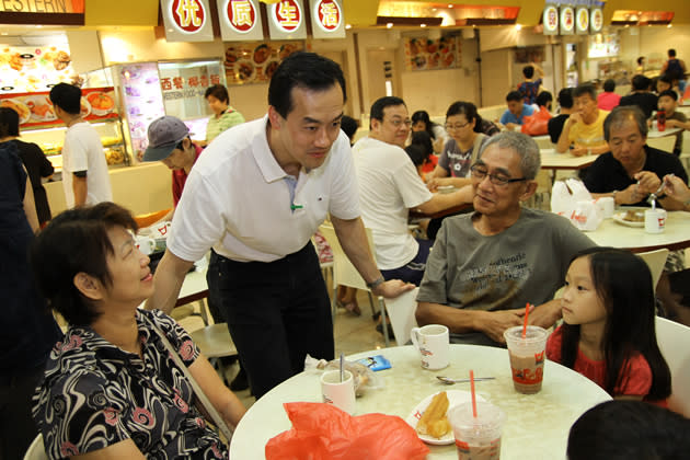 People's Action Party candidate Koh Poh Koon speaks to residents at Rivervale Mall during a walkabout on Sunday, 13 January. (Yahoo! photo)