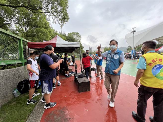 張善政和前籃球國手陳祖烈11日受邀參加「桃園市桃園區籃球社區聯賽」。（蔡依珍攝）