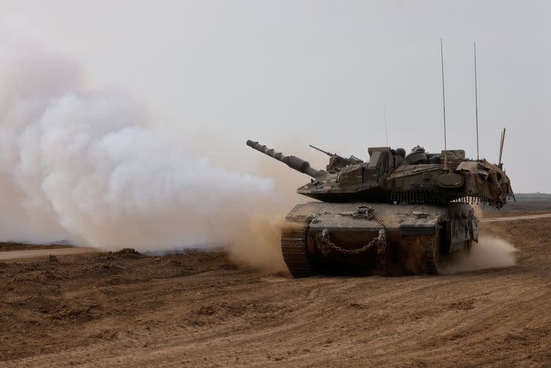 Un tanque israelí regresa del sur de la franja de Gaza, en el sur de Israel,