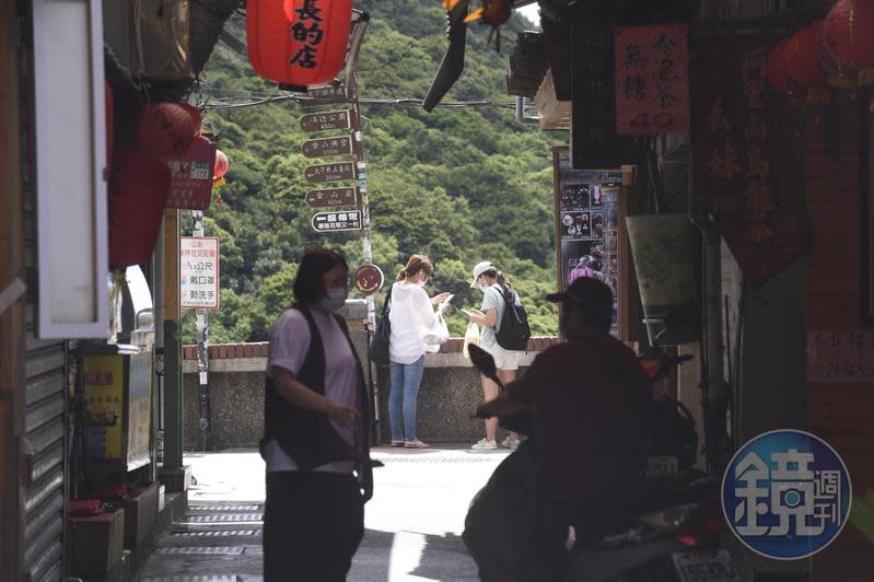 27日降為二級警戒，醫師提醒民眾，即使接種完疫苗仍要保持好個人衛生防護。