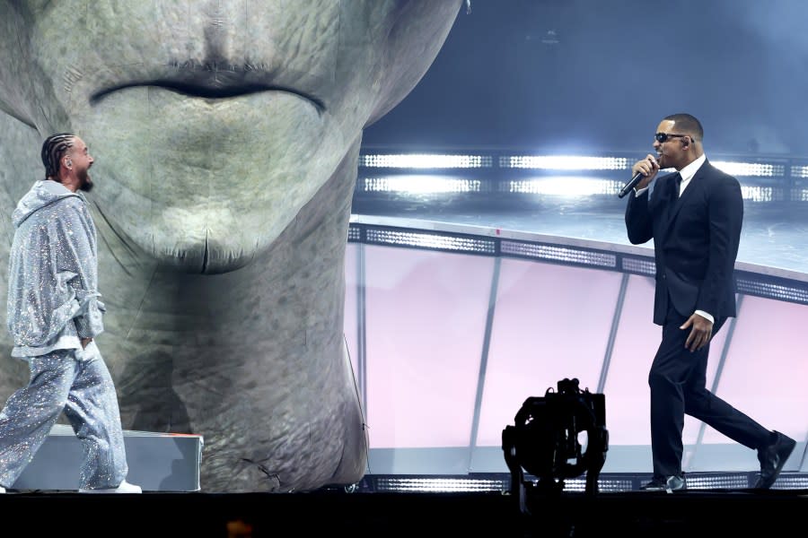 INDIO, CALIFORNIA – APRIL 14: (FOR EDITORIAL USE ONLY) (L-R) J Balvin and Will Smith perform at the Coachella Stage during the 2024 Coachella Valley Music and Arts Festival at Empire Polo Club on April 14, 2024 in Indio, California. (Photo by Arturo Holmes/Getty Images for Coachella)