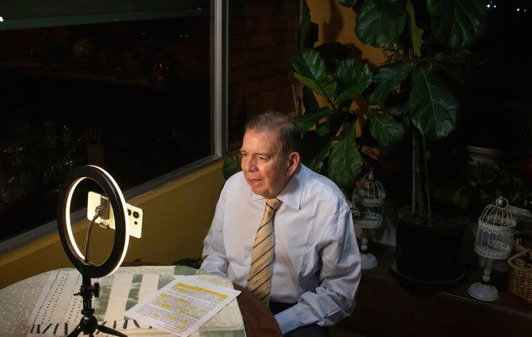Edmundo González Urrutia, en una entrevista en su casa en Caracas, Venezuela. (AP/Iván Reyes)