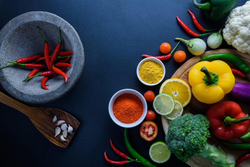 <p>Jeder kennt das Hausmittel: Heiße Zitrone bei einer Erkältung soll das Immunsystem wieder in Gang bringen. Viel mehr Sinn macht aber ein kleiner Salat aus Paprika. Denn das Gemüse schlägt im Rohzustand bei 100 g mit 140 mg Vitamin C die Zitrone mit 50 mg um das Dreifache. </p>