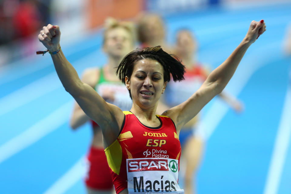 Isabel Macías celebrando la medalla de plata que consiguió en los 1.500 metros del Europeo indoor de 2013. (Foto: Michael Steele / Getty Images).