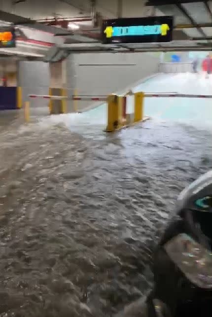 雨水灌進宜大停車場。（圖／翻攝畫面）