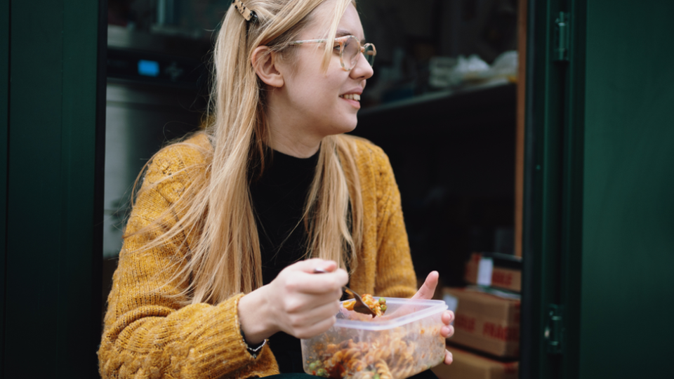 Una mujer usa un recipiente de Tupperware