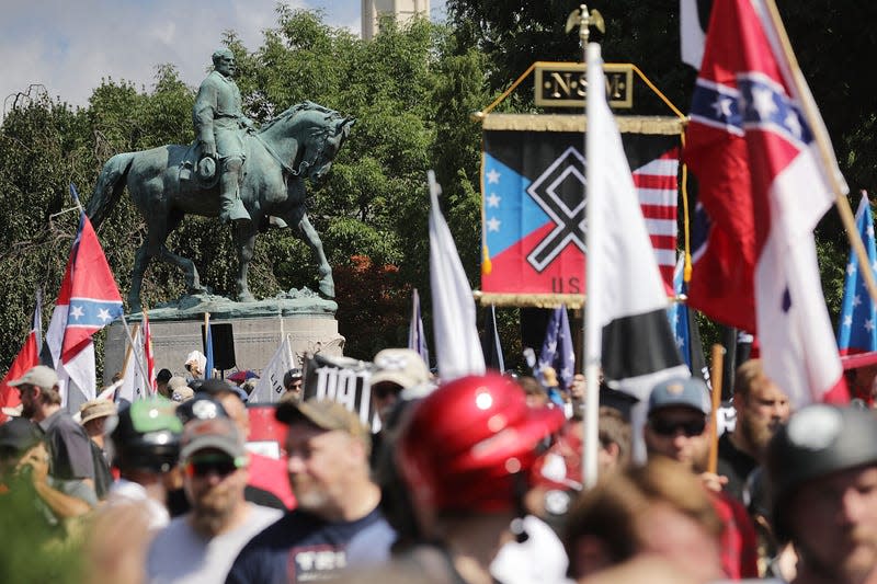 CHARLOTTESVILLE, VA - AUGUST 12: The statue of Confederate General Robert E. Lee stands behind a crowd of hundreds of white nationalists, neo-Nazis and members of the “alt-right” during the “Unite the Right” rally August 12, 2017 in Charlottesville, Virginia. - Photo: Chip Somodevilla (Getty Images)