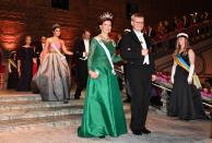 <p>La reina Silvia llevó un vestido verde y lució la tiara Nine Prong con aretes de diamantes, un collar de diamantes y esmeraldas y broche en coordinación.<br><br>Hola.com </p>