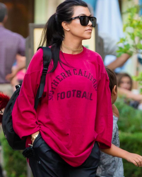 <p>A dressed-down Kourtney paid tribute to her late father, University of Southern California grad Robert Kardashian, on a day that she left her more luxe garb at home. “Dad’s shirt,” she wrote. (Photo: <a rel="nofollow noopener" href="https://www.instagram.com/p/BJn_-1fAzK6/?taken-by=kourtneykardash" target="_blank" data-ylk="slk:Kourtney Kardashian via Instagram;elm:context_link;itc:0;sec:content-canvas" class="link ">Kourtney Kardashian via Instagram</a>) </p>